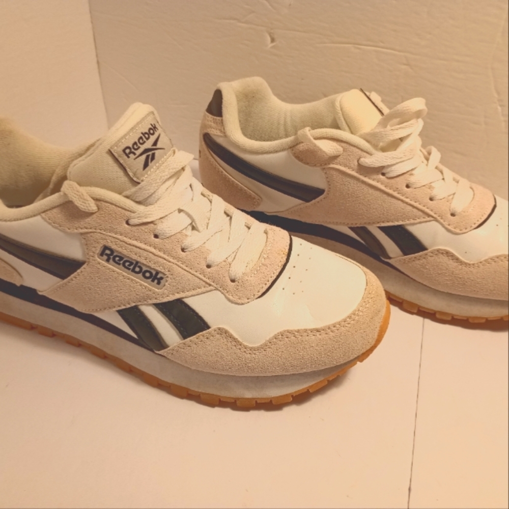 Reebok tennis shoes are in good condition